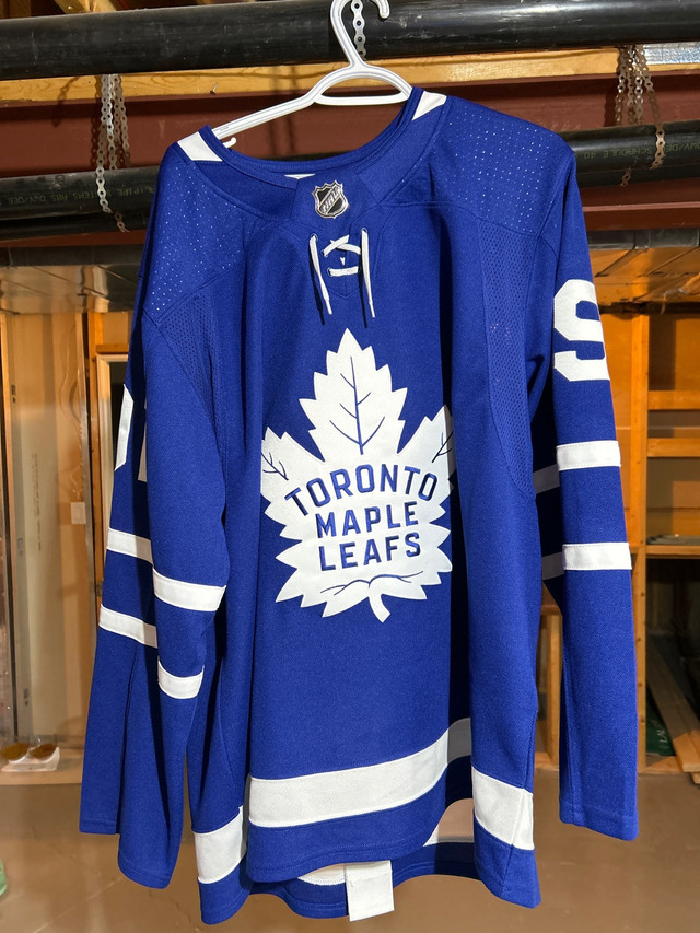Maple Leafs jersey  sz 52 dans Hockey  à Hamilton