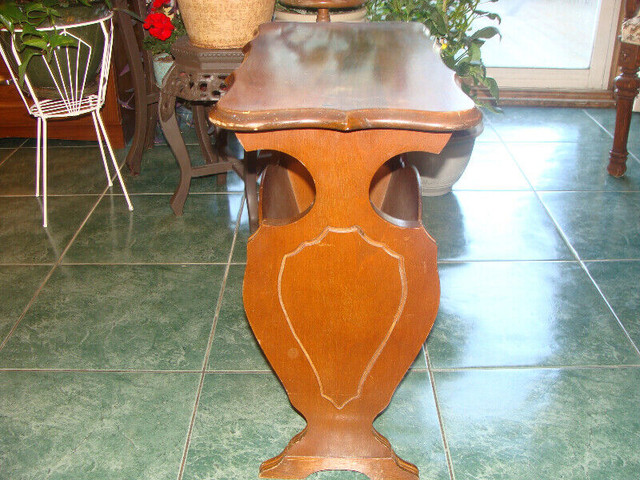 Table antique en bois, porte-revues dans Autres tables  à Laval/Rive Nord - Image 3