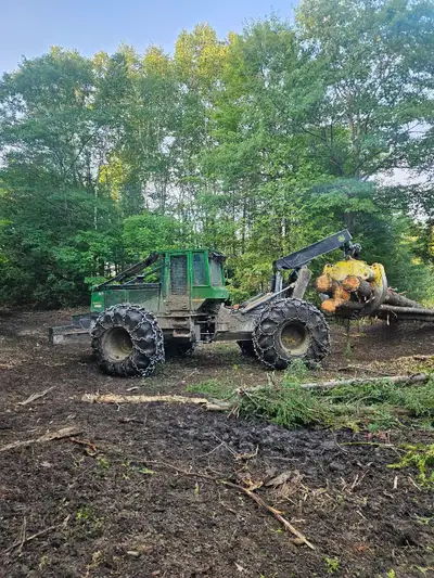 2006 John deere 648g3 14500 hrs Chains on all 4 2 new rear tires Engine is pushing coolant out likel...