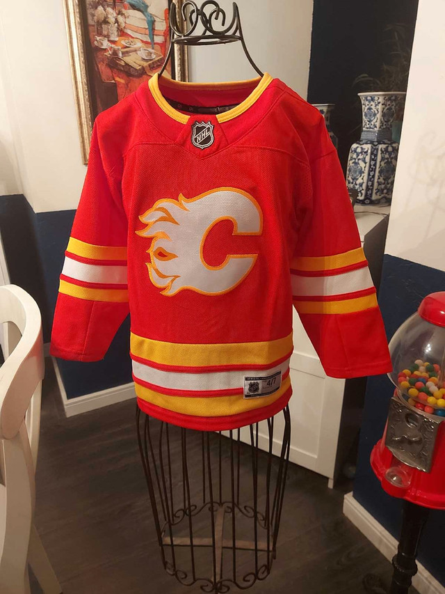 Calgary Flames youth jersey Tkachuk 4/7 in Hockey in Calgary - Image 4