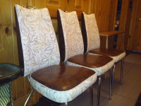Chaise rétro, structure chromée, assise en cuirette - 35$ à 80$