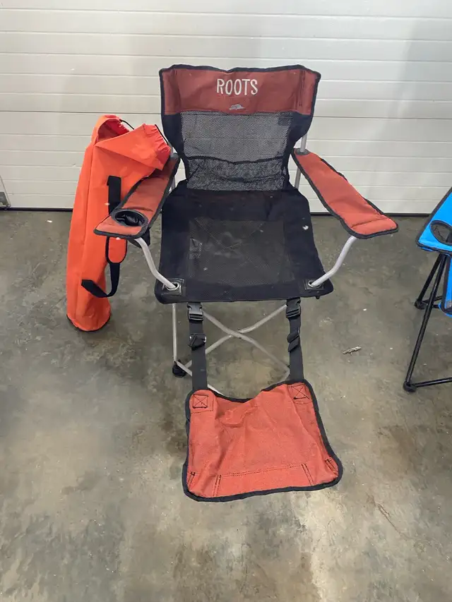 2 folding chairs 63793655953027121