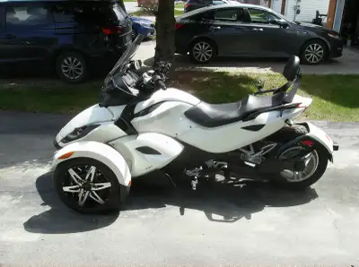 2010 Can Am Spyder RSS with low 27,580 KM mileage. Excellent condition. New rear tire. Almost new fr...