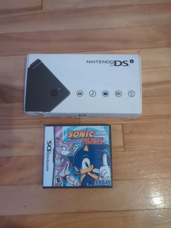 Nintendo DSi console complete in box with Sonic Rush dans Nintendo DS  à Ville de Montréal