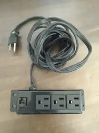 Power Outlet with 3 Plugs, Wall / Table Mountable