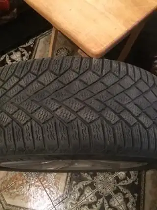 À vendre : ensemble de 4 pneus d’hiver Continental 215/55 R17 XL, déjà montés sur des jantes Volkswa...