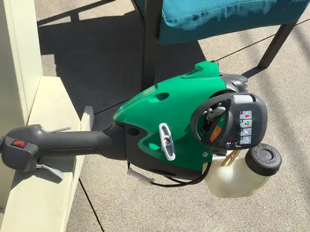 Used Weedeater Gas Powered Lawn Trimmer/Edger in Outdoor Tools & Storage in Windsor Region - Image 3