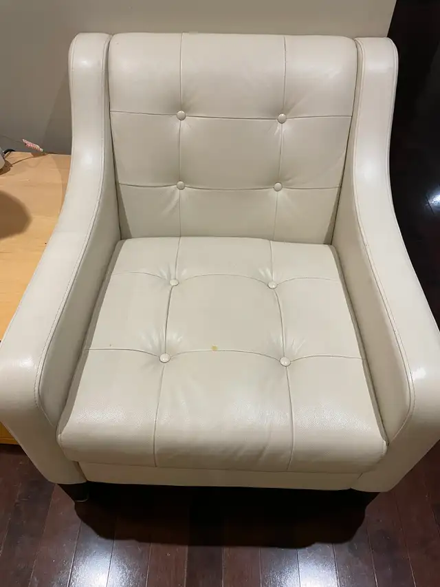 Single Synthetic leather armchair in Chairs & Recliners in Markham / York Region - Image 2