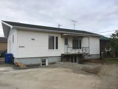 Logement demi sous-sol de qualité supérieur, insonorisé 90% repeint a neuf 2260a boul. St-Paul, chic...