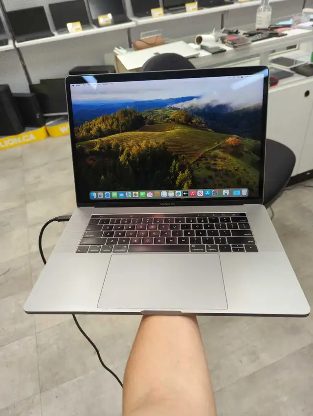 MacBook pro  in Laptops in City of Montréal - Image 2