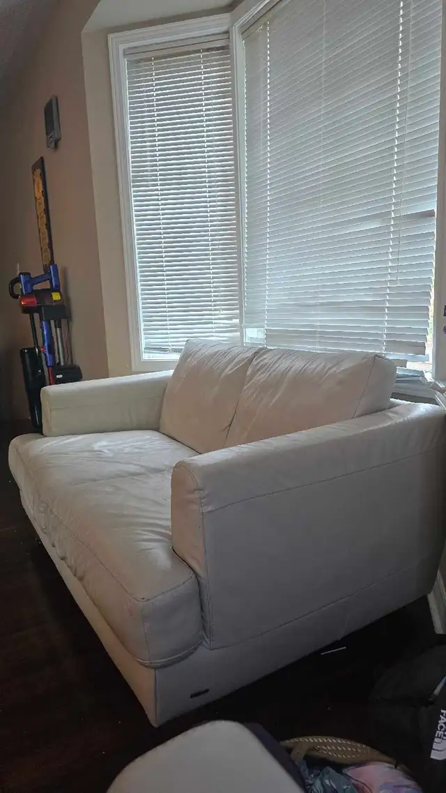 Natuzzi Editions Leather Loveseat in Couches & Futons in Mississauga / Peel Region - Image 4
