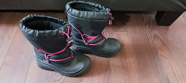 Girls winter boots youth pink and black size 1 in Kids & Youth in Muskoka - Image 2