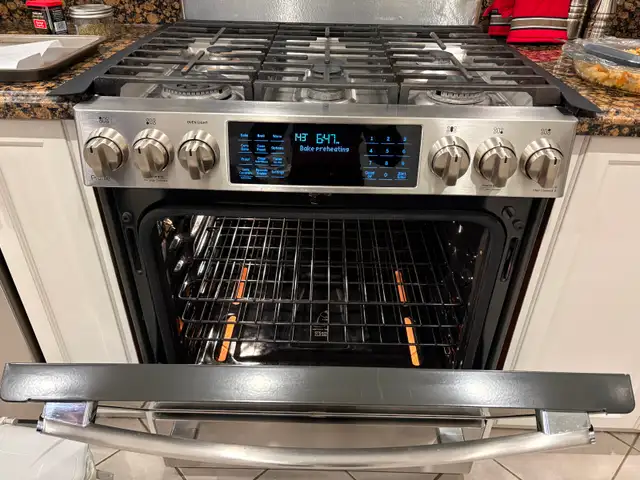 GE Profile™ 30" Smart Slide-In Front-Control Gas Range in Stoves, Ovens & Ranges in Markham / York Region - Image 4