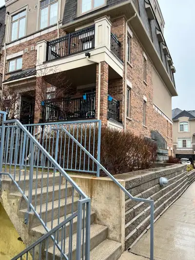 Bright 2-Bedroom Townhome for Rent in Millstone on the Park – Oakville This charming and well-mainta...
