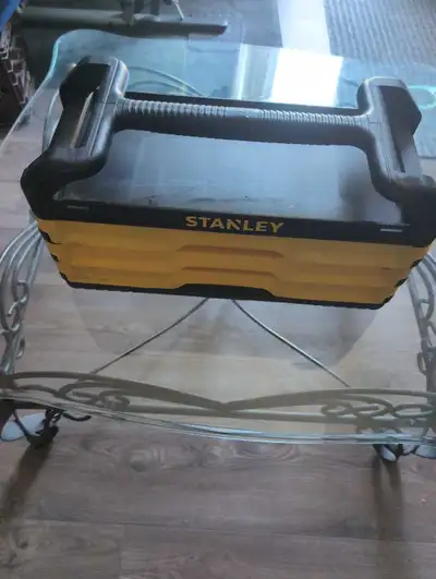 Je vends un coffre à outils Stanley bien équipé, parfait pour tous vos besoins de bricolage. Il comp...