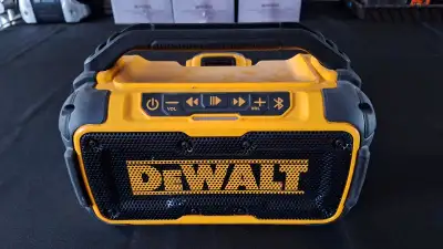 English to follow Haut-parleur Bluetooth Dewalt neuf, modèle DCR010. Alimentée par une batterie Dewa...
