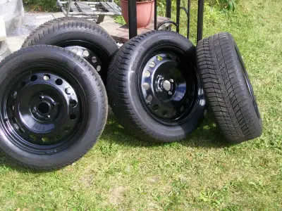 Pneus d'hiver 195/55/R16 Prix: $225,00 par tel: (450) 431-0477