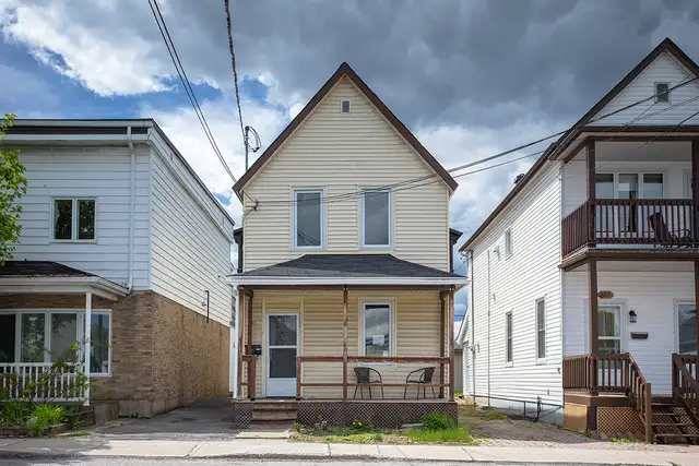 Spatious and Bright 1 Bedroom + Den Near Ottawa