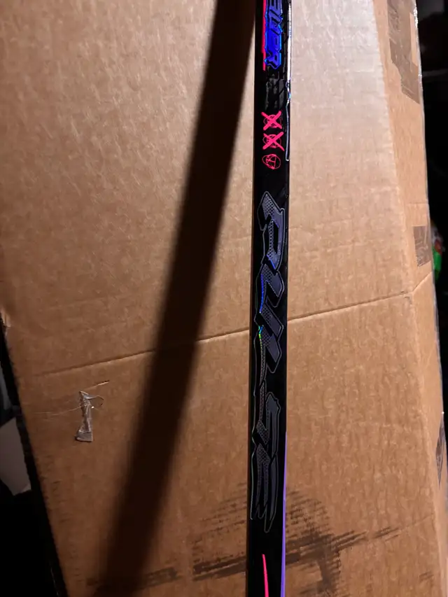 Bauer Pulse, Red, RH, P92, 87 Flex, Senior Hockey Stick in Hockey in Markham / York Region - Image 6