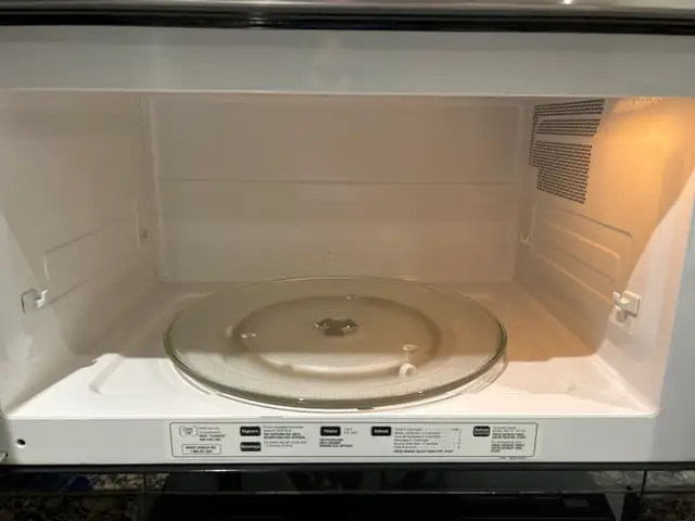 GE Microwave under cabinet mount in Microwaves & Cookers in Oakville / Halton Region - Image 4