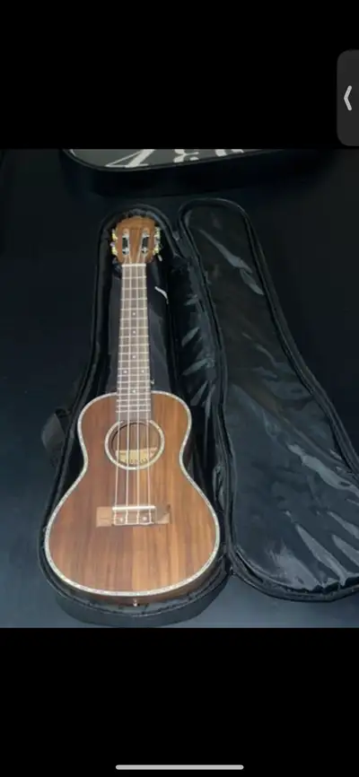 Brand new ukulele! Never used :) Comes with case!