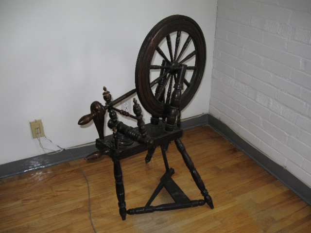 Antique Spinning Wheel in Arts & Collectibles in City of Toronto