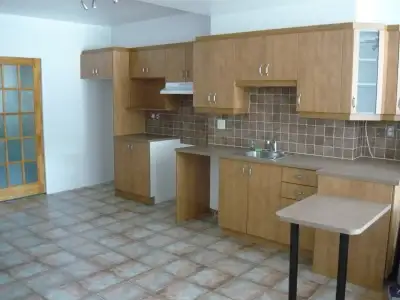 Cession de bail – Grand 4 1/2 à Sainte-Hélène (Longueuil) Grand appartement d’environ 1000 pieds car...