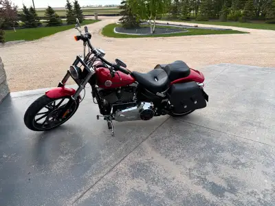 Pristine 2013 Harley, Softtail Breakout FXSB Ember Red Sunglo 24,000 Km Combines Chopper aesthetics...