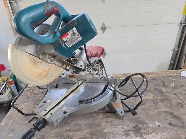 Makita sliding miter saw in Power Tools in Ottawa - Image 3