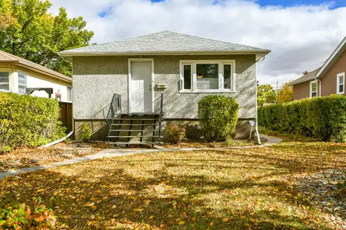 This charming, fully furnished 3-bedroom plus den house in the desirable Old Lakeview neighbourhood...