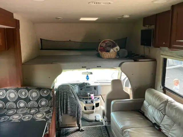 2013 Fleetwood Tioga Montana Class C Motorhome in RVs & Motorhomes in Red Deer - Image 7