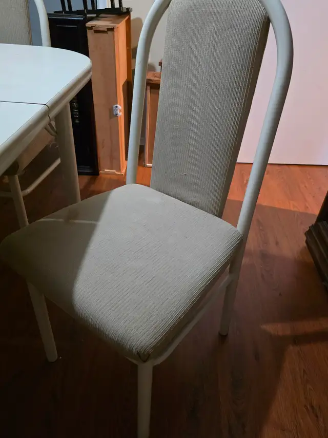 Kitchen / Dining Table + 4 chairs in Dining Tables & Sets in Markham / York Region - Image 3