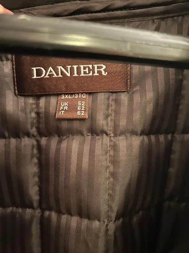 Danier Leather Jacket in Men's in Oakville / Halton Region - Image 5