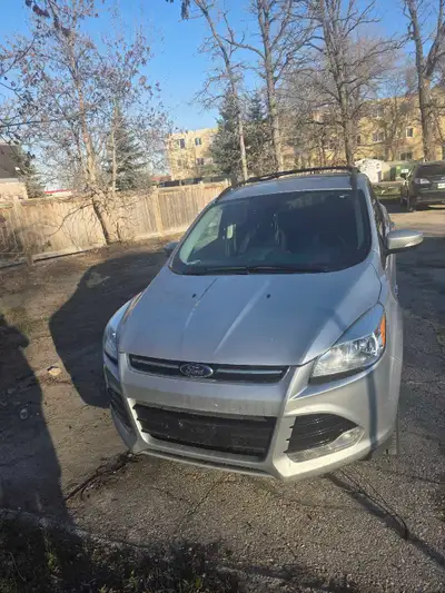 Selling my wife car fresh safty AWD comes with two keys and remote start Leather seats Bluetooth aux...