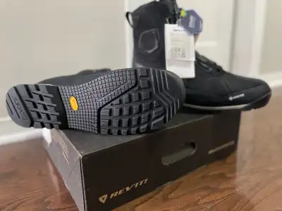 Brand new REVIT Mid-cut Boot Pioneer GTX Boots. Size: 11.5 US / 46UK