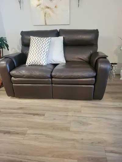 Cette causeuse inclinable en cuir brun est parfaite pour se détendre dans votre salon. Elle est en b...