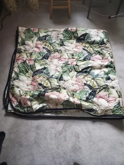 Beautiful King Size Bed Spread, 100% Polyester Fiber, Never Used, View more