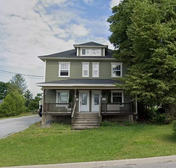 Lovely, renovated 4 bedroom, 2 storey unit with yard and garage Long