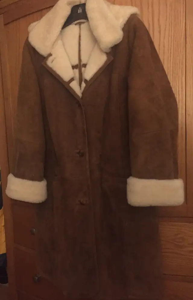Brand new Sheepskin coat in Women's - Tops & Outerwear in City of Montréal - Image 2