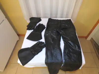 Ensemble pour la moto / Pantalons et 3 paires de gants en cuir, View more
