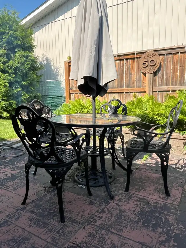 cast iron bistro table in Patio & Garden Furniture in Oshawa / Durham Region - Image 2