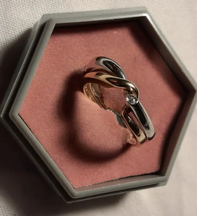Bague - Jonc - Or 10K - Jaune et Blanc - Petit diamant in Jewellery & Watches in City of Montréal - Image 3