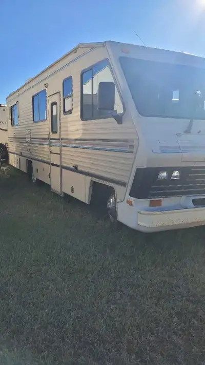 32 Foot RV for sale PROS: -Lots of storage. -New front tires put on last summer -New batteries -Frid...