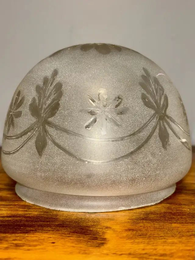 Frosted Antique Glass Lamp Shade in Indoor Lighting & Fans in City of Montréal - Image 6