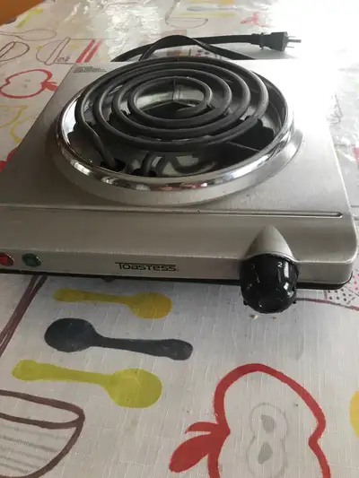 Voici une plaque de cuisson Toastess THP-517, en finition Stanless , parfaite pour les petits espace...