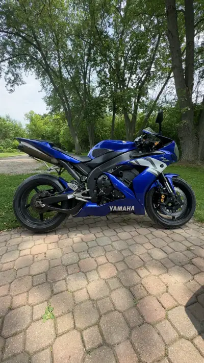 2004 R1 23000km Great paint, couple scratches but 9/10 condition for the year Fork seals breaks engi...