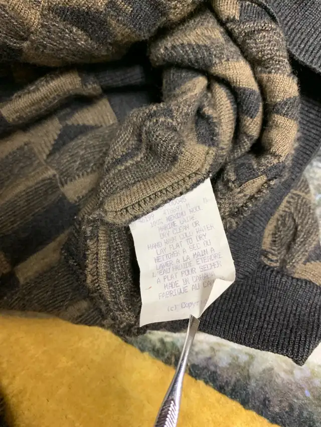 Tundra Sweater Vintage in Men's in Mississauga / Peel Region - Image 5