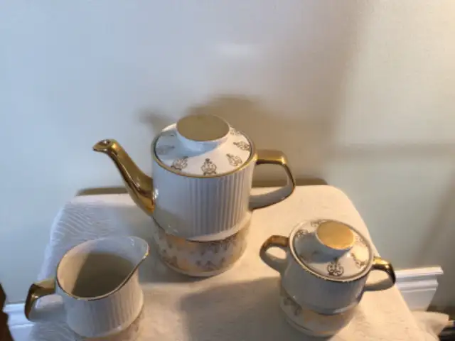 Gibson, England Tea Pot/Cream/Sugar in Arts & Collectibles in Edmonton - Image 4