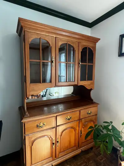 solid Maple wood hutch cabinet / buffet en érable massif, View more