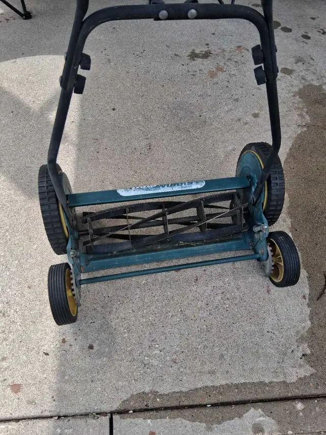 yard works manual lawn mower 21 inch in Lawnmowers & Leaf Blowers in Kitchener / Waterloo - Image 4